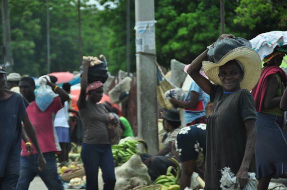 O movimentado mercado de Cabaret, antiga Duvalierville, ao norte de Port-au-Prince, no Haiti